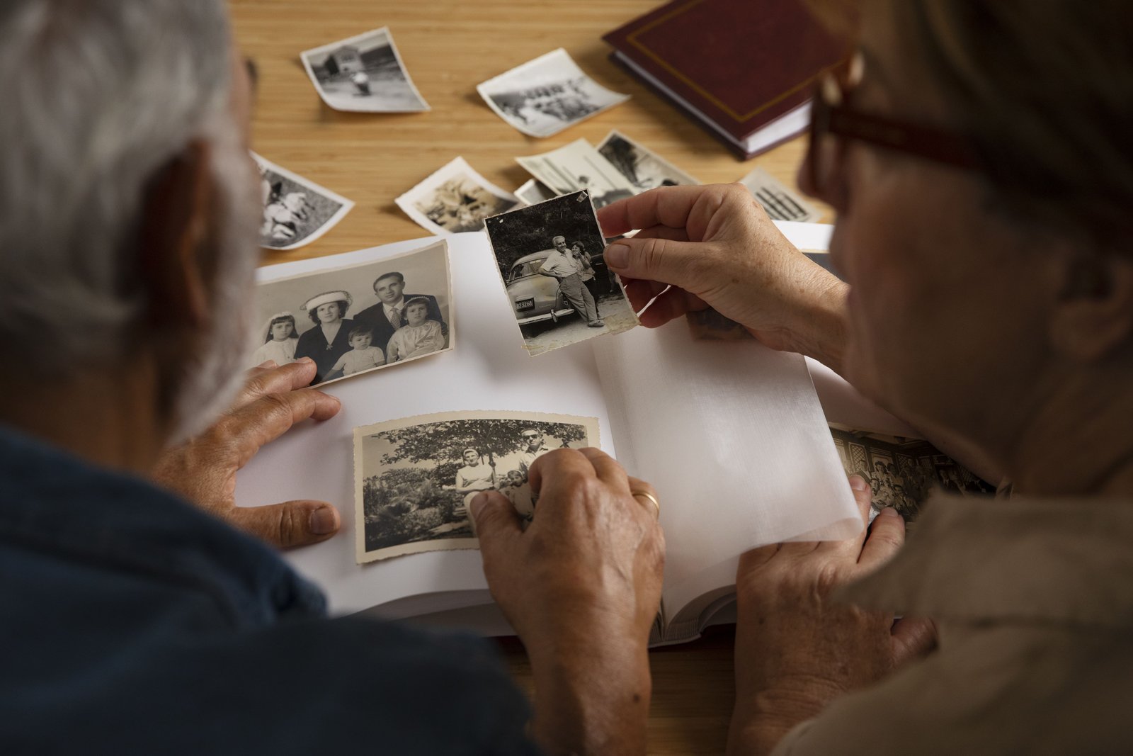 Particuliers ou collectivités, retracez vos origines : généalogie familiale, histoire des biens fonciers / immobiliers et communes.